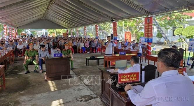 Bộ Tư lệnh vùng Cảnh sát biển 4 phối hợp cùng các cơ quan, đơn vị tổ chức phiên tòa giả định tuyên truyền, phổ biến pháp luật chống khai thác hải sản bất hợp pháp, không báo cáo và không theo quy định (IUU) tới ngư dân. Ảnh: Tuấn Kiệt – TTXVN