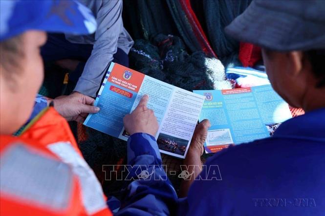 Lực lượng Cảnh sát biển Việt Nam phát tờ rơi tuyên truyền pháp luật cho ngư dân trên khu vực biển quanh quần đảo Thổ Chu (Kiên Giang). Ảnh: An Đăng - TTXVN