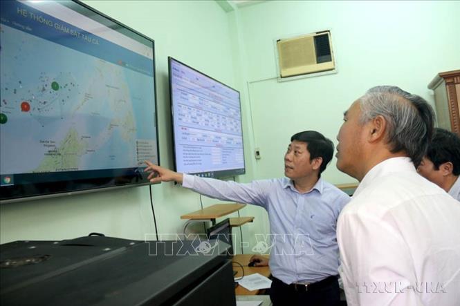 Đoàn công tác của Bộ Nông nghiệp và Phát triển nông thôn kiểm tra hệ thống giám sát tàu cá hoạt động trên biển tại Chi cục Thủy sản Bình Thuận (2020). Ảnh: Nguyễn Thanh - TTXVN