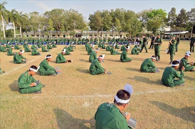 Chiến sĩ tiểu đoàn Huấn luyện cơ động (BĐBP Kiên Giang) tham gia chương trình Tự hào chiến sĩ Biên phòng Kiên Giang, với chủ đề: “Tuổi trẻ Bộ đội Biên phòng Kiên Giang chung sức chống khai thác IUU”. Ảnh: TTXVN phát