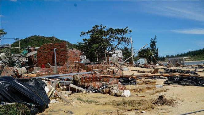 Nhiều ngôi nhà ở làng chài dưới chân cầu Đề Gi bị sập hoàn toàn. Ảnh: Sỹ Thắng - TTXVN 