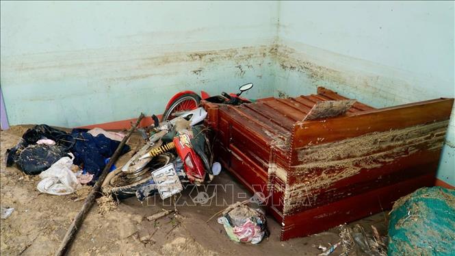 Bão đã khiến bùn, cát tràn vào nhà, vùi lấp tài sản của người dân ở làng chài dưới chân cầu Đề Gi. Ảnh: Sỹ Thắng - TTXVN