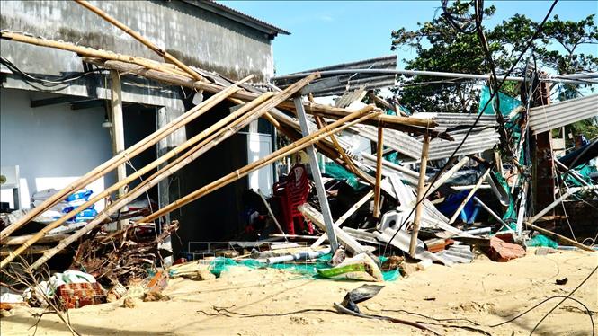 Căn nhà của một người dân ở làng chài Đề Gi bị sập một phần. Ảnh: Sỹ Thắng - TTXVN