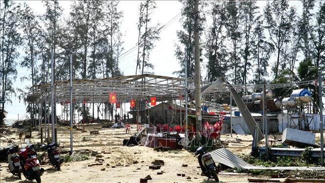 Gió lốc quần thảo hơn 4 tiếng, một nhà hàng dưới chân cầu Đề Gi giờ chỉ còn trơ bộ khung. Ảnh: Sỹ Thắng - TTXVN