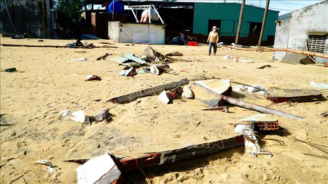 Ngôi nhà của bà Phan Thị Nhường (45 tuổi) bị gió đánh sập hoàn toàn và vùi lấp dưới lớp cát. Ảnh: Sỹ Thắng - TTXVN