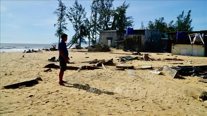 Ngôi nhà của bà Phan Thị Nhường (45 tuổi) bị gió đánh sập hoàn toàn và vùi lấp dưới lớp cát. Ảnh: Sỹ Thắng - TTXVN 