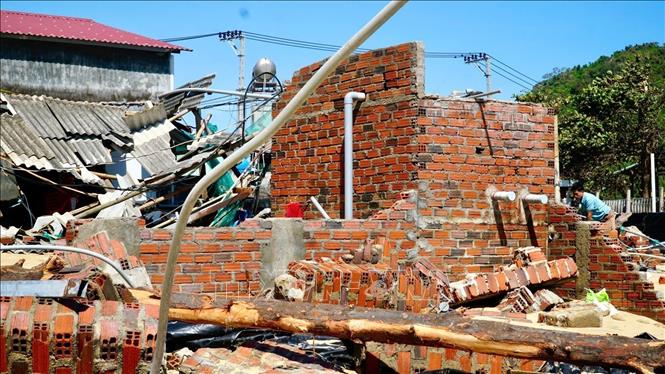 Nhiều ngôi nhà ở làng chài bị sập hoàn toàn. Ảnh: Sỹ Thắng - TTXVN