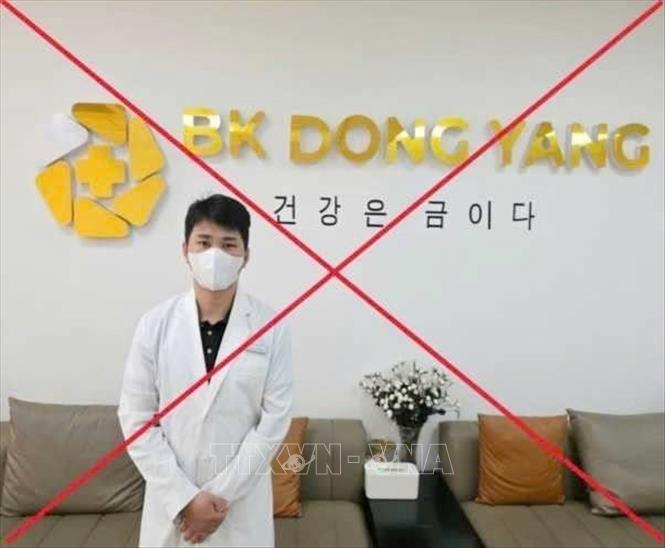 Chuyên gia nước ngoài quảng cáo hoạt động khám chữa bệnh tại BK Dong Yang. Ảnh: TTXVN phát