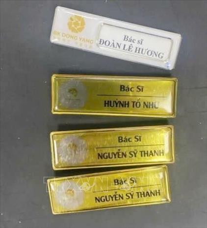 Bảng tên bác sĩ giả mạo do các đối tượng tại BK Dong Yang đeo để lừa dối khách hàng. Ảnh: TTXVN phát
