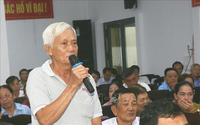 Cử tri phường Vị Tân đặt câu hỏi các đại biểu HĐND tại hội nghị. Ảnh: Duy Khương - TTXVN
