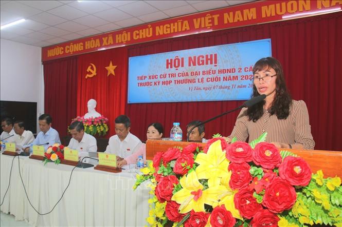 Bà Nguyễn Thị Màu, Chủ tịch UBND phường Vị Tân trả lời các câu hỏi của cử tri tại hội nghị. Ảnh: Duy Khương - TTXVN
