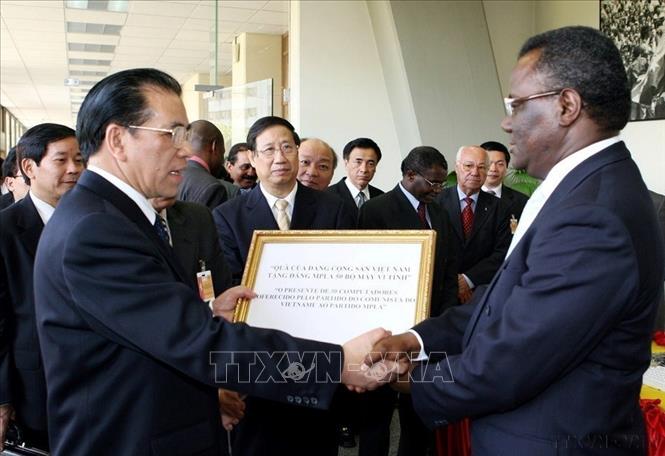   Tổng Bí thư Nông Đức Mạnh trao tặng 50 bộ máy vi tính của Đảng Cộng sản Việt Nam tới Đảng Phong trào Nhân dân Giải phóng Angola (MPLA), (Luanda, 4/2008). Ảnh: Đinh Xuân Tuân – TTXVN