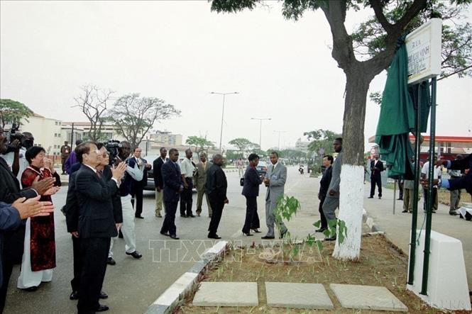  Chủ tịch nước Trần Đức Lương dự lễ gắn biển Đại lộ Hồ Chí Minh tại Thủ đô Luanda, trong chuyến thăm chính thức Angola (25/10/2002). Ảnh: Nguyễn Khang – TTXVN