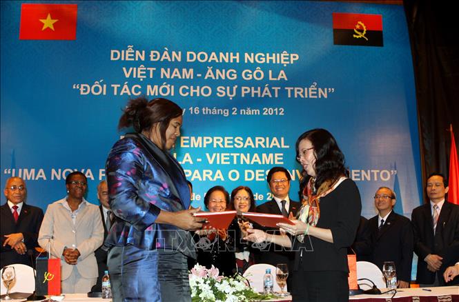 Trao đổi văn kiện hợp tác giữa hai nước tại Diễn đàn Doanh nghiệp Việt Nam – Angola với chủ đề “Đối tác mới cho sự phát triển” (Hà Nội, 16/2/2012). Ảnh: Nguyễn Dân - TTXVN