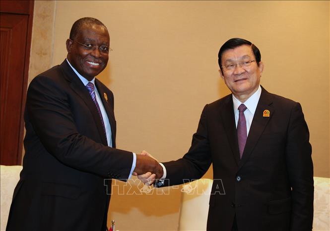 Nhân dịp tham dự Hội nghị Cấp cao Á - Phi tại Thủ đô Jakarta (Indonesia), ngày 22/4/2015, Chủ tịch nước Trương Tấn Sang tiếp Phó Tổng thống Angola Manvel Domingos Vicente. Ảnh: Nguyễn Khang - TTXVN