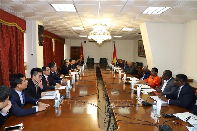 Thường trực Ban Bí thư Trần Quốc Vượng hội đàm với Tổng thư ký Đảng MPLA Alvaro Manuel de Boavida Neto ở Thủ đô Luanda (Angola, 6/12/2018). Ảnh: Phi Hùng - TTXVN