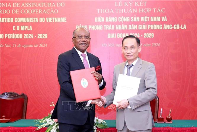Đồng chí Lê Hoài Trung, Bí thư Trung ương Đảng, Trưởng Ban Đối ngoại Trung ương và đồng chí Manuel Domingos Augustoi, Uỷ viên Bộ Chính trị, Bí thư Trung ương Đảng phụ trách đối ngoại, Trưởng đoàn đại biểu Đảng Phong trào Nhân dân Giải phóng Angola (MPLA) trao văn bản hợp tác giữa hai Đảng (Hà Nội, 21/8/2024). Ảnh: Phương Hoa - TTXVN