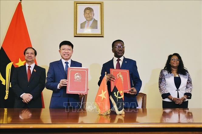  Bộ trưởng Bộ Giáo dục và Đào tạo Việt Nam Nguyễn Kim Sơn và Bộ trưởng Giáo dục đại học, Khoa học, Công nghệ và Đổi mới Angola Maria do Rosário Bragança chứng kiến lễ ký thỏa thuận hợp tác giữa Trường Đại học KHXH&NV Hà Nội với Trường Đại học Agostinho Neto tại Kỳ họp lần thứ VII Ủy ban liên chính phủ Việt Nam – Angola (Luanda, 28/3/2024). Ảnh: Văn Trung - TTXVN phát