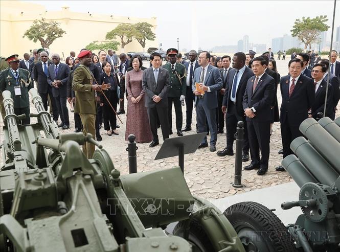 Chủ tịch nước Lương Cường và Phu nhân tham quan Bảo tàng Lịch sử quân đội Angola trong khuôn viên Pháo đài São Miguel, nơi lưu giữ nhiều loại vũ khí, hiện vật sử dụng trong cuộc đấu tranh giành độc lập của Angola (Luanda, 8/8/2025). Ảnh: Lâm Khánh - TTXVN