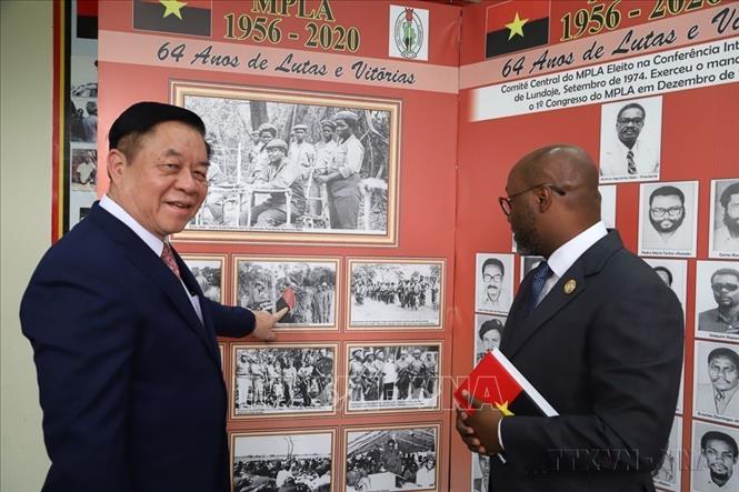 Trưởng ban Tuyên giáo Trung ương Nguyễn Trọng Nghĩa thăm triển lãm ảnh về lịch sử Đảng MPLA, trong khuôn khổ chuyến thăm và làm việc tại Angola (30/5/2024). Ảnh: Hồng Minh - TTXVN