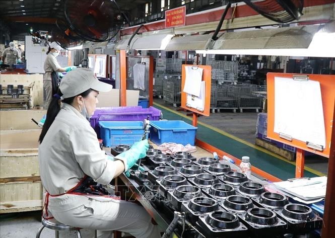 Việt Nam xuất khẩu sang Angola chủ yếu là sản phẩm dệt may, máy móc thiết bị, dụng cụ và phụ tùng, thuốc lá, bánh kẹo, gạo…Trong ảnh: Sản xuất các sản phẩm cơ khí, phụ tùng xe máy, ô tô của Công ty Cổ phần phụ tùng máy số 1 tại phường Mỏ Chè, Thành phố Sông Công (Thái Nguyên). Ảnh: TTXVN