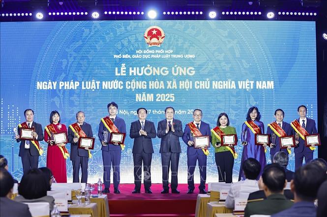 Chủ tịch Quốc hội Trần Thanh Mẫn tôn vinh Gương sáng pháp luật lần thứ Ill. Ảnh: Doãn Tấn - TTXVN