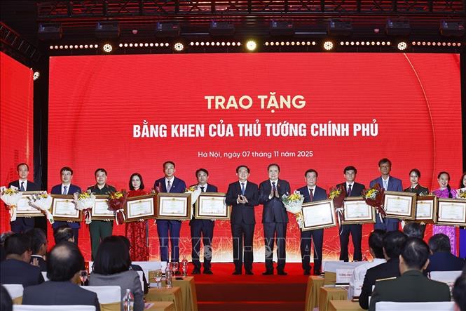 Chủ tịch Quốc hội Trần Thanh Mẫn trao Bằng khen của Thủ tướng Chính phủ cho các tập thể, cá nhân có thành tích xuất sắc. Ảnh: Doãn Tấn - TTXVN