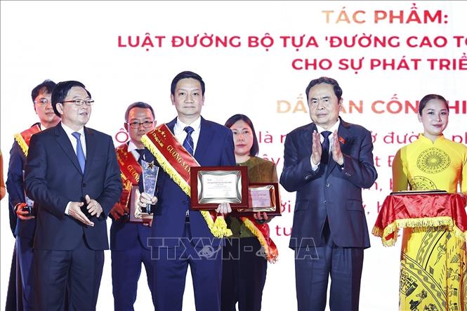 Chủ tịch Quốc hội Trần Thanh Mẫn tôn vinh Gương sáng pháp luật lần thứ Ill. Ảnh: Doãn Tấn - TTXVN