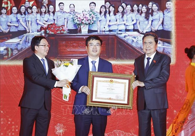 Chủ tịch Quốc hội Trần Thanh Mẫn trao Bằng khen của Thủ tướng Chính phủ cho các tập thể, cá nhân có thành tích xuất sắc. Ảnh: Doãn Tấn - TTXVN