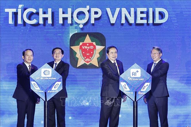 Chủ tịch Quốc hội Trần Thanh Mẫn và đại biểu thực hiện nghi thức bấm nút ra mắt phiên bản chính thức của Cổng Pháp luật quốc gia. Ảnh: Doãn Tấn - TTXVN