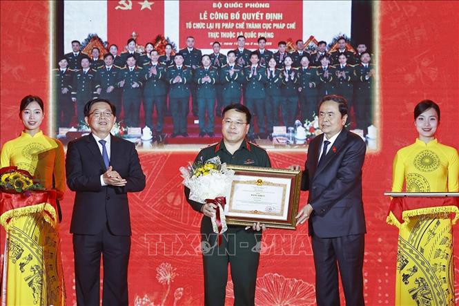 Chủ tịch Quốc hội Trần Thanh Mẫn trao Bằng khen của Thủ tướng Chính phủ cho các tập thể, cá nhân có thành tích xuất sắc. Ảnh: Doãn Tấn - TTXVN