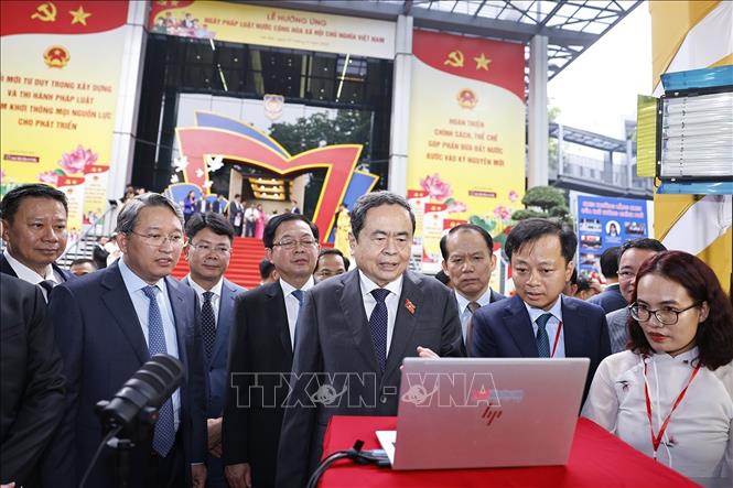 Chủ tịch Quốc hội Trần Thanh Mẫn tham quan gian trưng bày ứng dụng AI-Pháp luật, Cổng pháp luật Việt Nam. Ảnh: Doãn Tấn - TTXVN