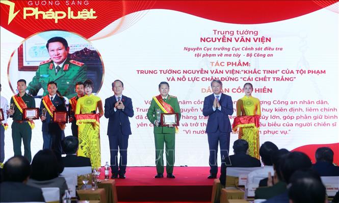 Bộ trưởng Bộ Tư pháp Nguyễn Hải Ninh và Chủ nhiệm Uỷ ban Pháp luật cùa Quốc hội Hoàng Thanh Tùng tôn vinh Gương sáng pháp luật lần thứ 3. Ảnh: Phạm Kiên - TTXVN