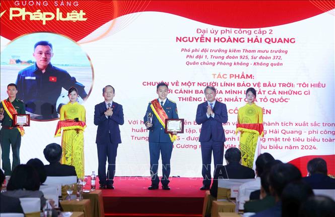 Bộ trưởng Bộ Tư pháp Nguyễn Hải Ninh và Chủ nhiệm Uỷ ban Pháp luật cùa Quốc hội Hoàng Thanh Tùng tôn vinh Gương sáng pháp luật lần thứ 3. Ảnh: Phạm Kiên - TTXVN