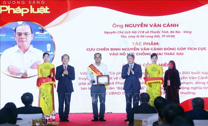 Bộ trưởng Bộ Tư pháp Nguyễn Hải Ninh và Chủ nhiệm Uỷ ban Pháp luật cùa Quốc hội Hoàng Thanh Tùng tôn vinh Gương sáng pháp luật lần thứ 3. Ảnh: Phạm Kiên - TTXVN