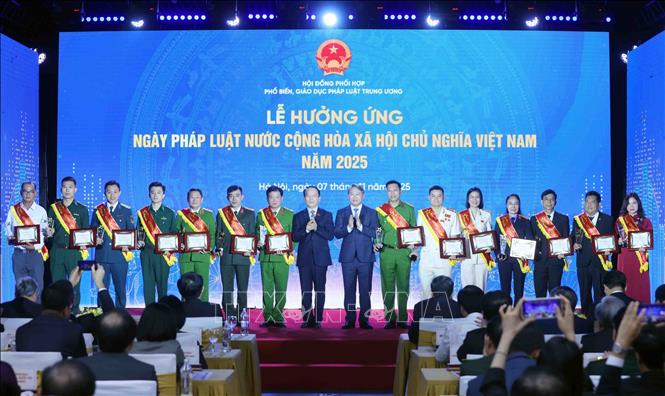 Bộ trưởng Bộ Tư pháp Nguyễn Hải Ninh và Chủ nhiệm Uỷ ban Pháp luật cùa Quốc hội Hoàng Thanh Tùng tôn vinh Gương sáng pháp luật lần thứ 3. Ảnh: Phạm Kiên - TTXVN