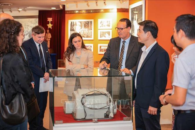 Các đại biểu tham quan phòng trưng bày truyền thống Thông tấn xã Việt Nam. Ảnh: Hoàng Hiếu - TTXVN