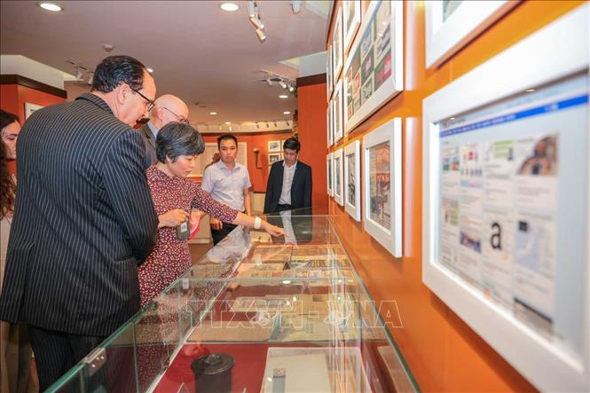 Các đại biểu tham quan phòng trưng bày truyền thống Thông tấn xã Việt Nam. Ảnh: Hoàng Hiếu - TTXVN