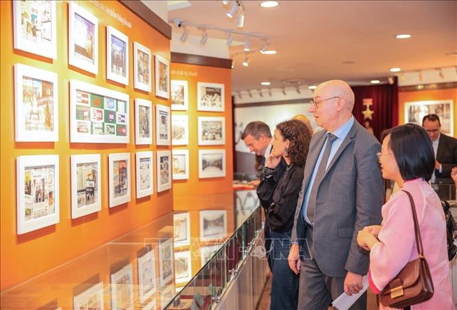 Các đại biểu tham quan phòng trưng bày truyền thống Thông tấn xã Việt Nam. Ảnh: Hoàng Hiếu - TTXVN