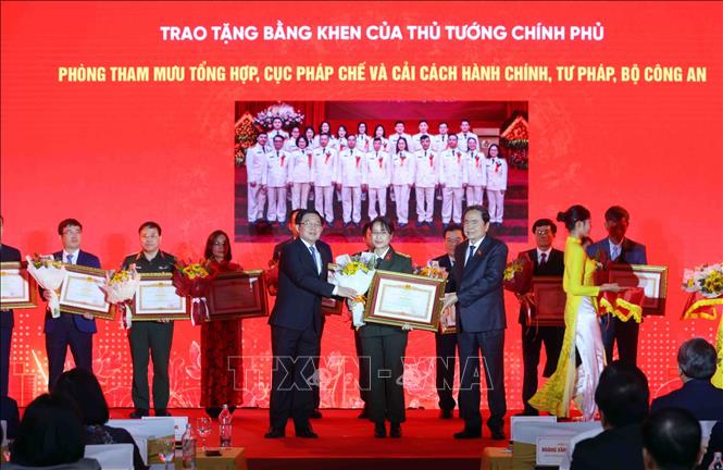 Chủ tịch Quốc hội Trần Thanh Mẫn trao Bằng khen của Thủ tướng Chính phủ cho các cá nhân, tập thể có thành tích xuất sắc. Ảnh: Phạm Kiên - TTXVN