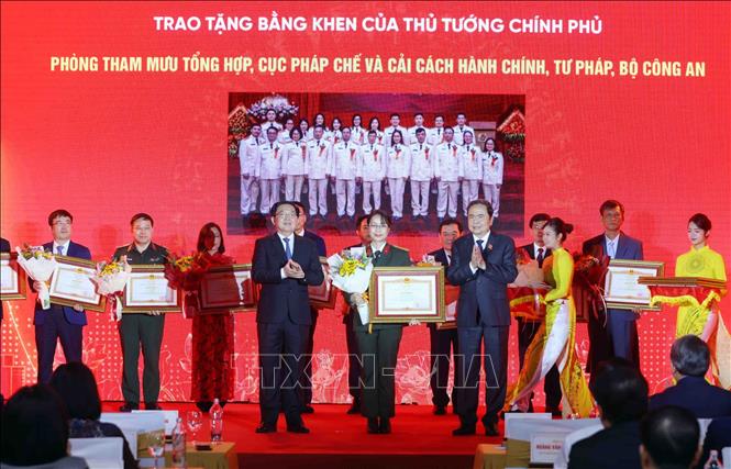 Chủ tịch Quốc hội Trần Thanh Mẫn trao Bằng khen của Thủ tướng Chính phủ cho các cá nhân, tập thể có thành tích xuất sắc. Ảnh: Phạm Kiên - TTXVN