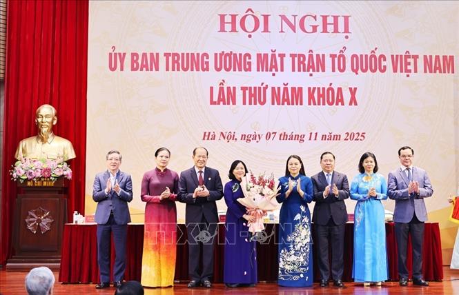 Ban Thường trực UBTƯ MTTQ Việt Nam, đại diện Ban Thường vụ Đảng ủy MTTQ, các đoàn thể Trung ương chúc mừng đồng chí Bùi Thị Minh Hoài, Chủ tịch Ủy ban Trung ương MTTQ Việt Nam. Ảnh: Minh Đức – TTXVN