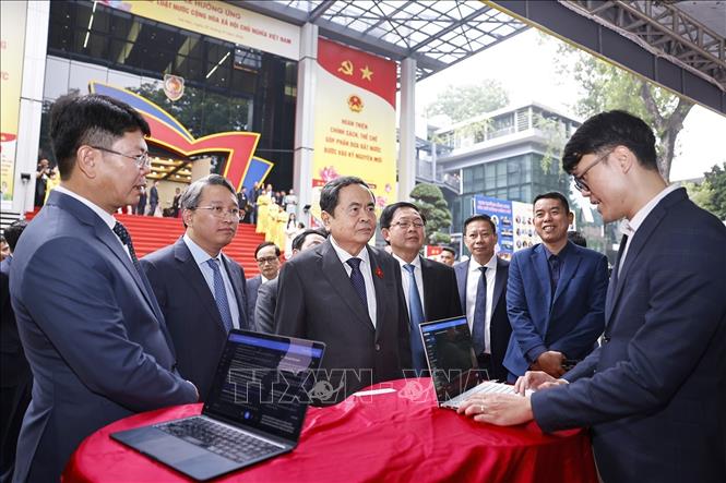 Chủ tịch Quốc hội Trần Thanh Mẫn tham quan gian trưng bày ứng dụng AI-Pháp luật, Cổng pháp luật Việt Nam. Ảnh: Doãn Tấn - TTXVN