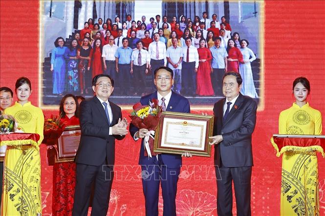 Chủ tịch Quốc hội Trần Thanh Mẫn trao Bằng khen của Thủ tướng Chính phủ cho các tập thể, cá nhân có thành tích xuất sắc. Ảnh: Doãn Tấn - TTXVN