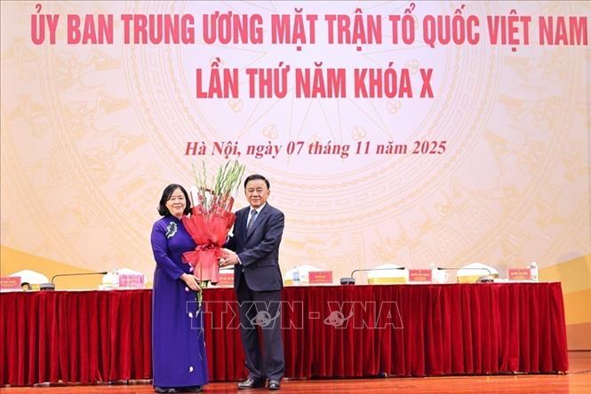 Đồng chí Trần Cẩm Tú, Ủy viên Bộ Chính trị, Thường trực Ban Bí thư Trung ương Đảng chúc mừng đồng chí Bùi Thị Minh Hoài, Chủ tịch Ủy ban Trung ương MTTQ Việt Nam. Ảnh: Minh Đức – TTXVN