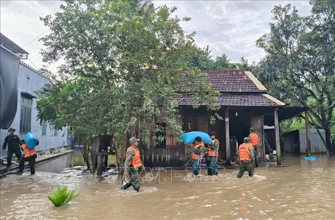 Cơ quan chức năng tại xã Ea Rôk, tỉnh Đắk Lắk phải sơ tán, tập trung hỗ trợ hơn 500 hộ với khoảng 600 người và tài sản lên khu vực an toàn. Ảnh: TTXVN phát