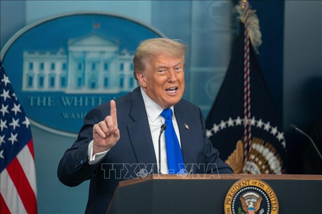 Tổng thống Mỹ Donald Trump phát biểu trong một cuộc họp báo tại Nhà Trắng. Ảnh: THX/TTXVN