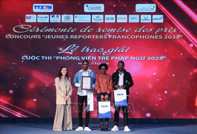 Nhóm thí sinh Kimbangi Rabbi, Toumba Ngongo Christine và Kandolo Herman (Đại học Quốc gia Hà Nội) - tác phẩm “Vai trò then chốt của giới trẻ Congo trong tiến trình thay đổi” nhận giải Độc giả bình chọn của báo Le Courrier du Vietnam với 1.386 lượt bình chọn nhất của độc giả. Ảnh: Hoàng Hiếu - TTXVN