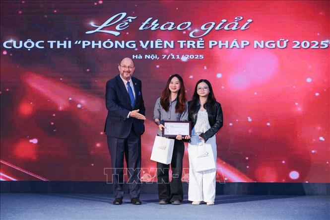 Nhóm thí sinh Nguyễn Thị Nguyệt và Hoàng Việt Hà, đến từ Đại học Phenikaa, với tác phẩm “Từ tri thức tới hành động - Mùa hè xanh 2025” nhận giải “Thí sinh ấn tượng”. Ảnh: Hoàng Hiếu - TTXVN