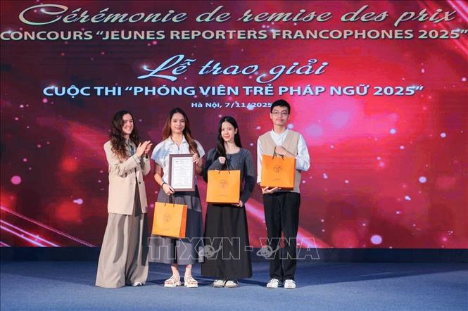 Nhóm thí sinh Nguyễn Ngọc Thảo Phương, Vũ Thái Hoàng và Phạm Nguyễn Khánh Hòa, sinh viên trường Đại học Hà Nội với tác phẩm “Giáo dục - Chìa khóa mở ra tương lai cho phụ nữ ở độ tuổi trưởng thành” nhận giải thưởng của Đại sứ quán Pháp. Ảnh: Hoàng Hiếu - TTXVN